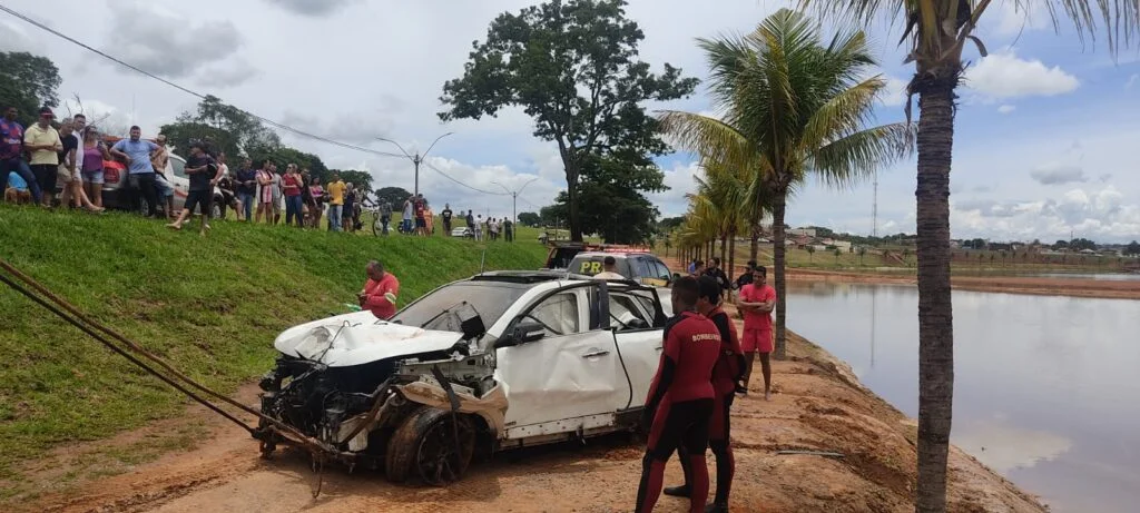 Bombeiros resgatam homem ilhado no Lago de Hidrolândia