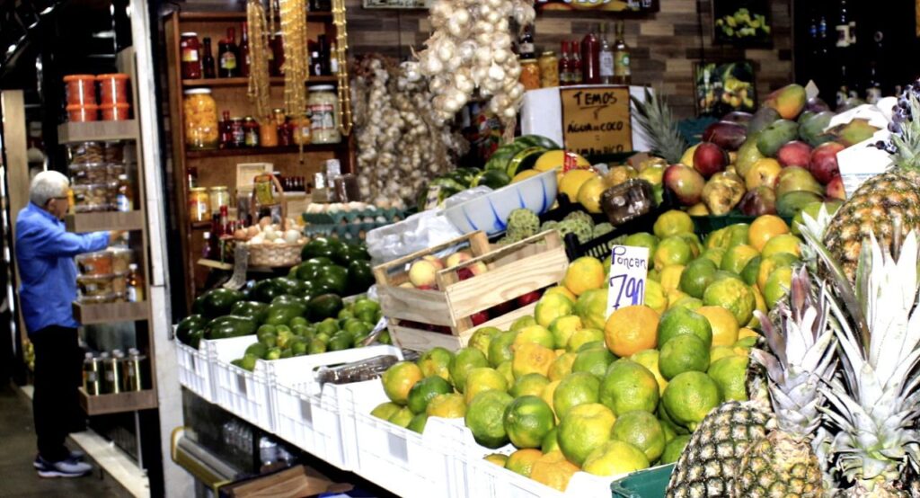 Comércio de frutas, verduras e supermercados estão entre segmentos que contribuíram para alta na geração de empregos em Goiás no ano passado