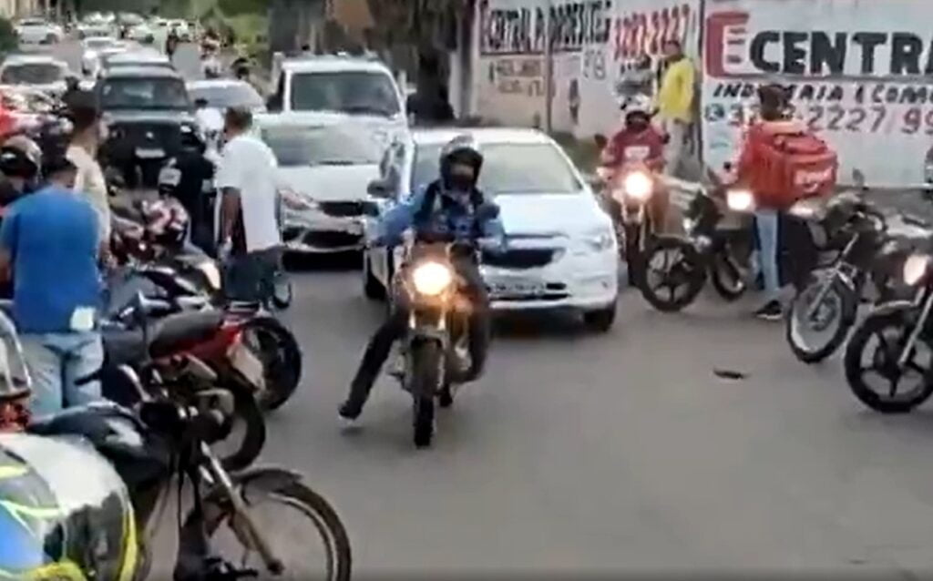 Motociclistas protestam contra morte de jovem em enxurrada no Jardim América