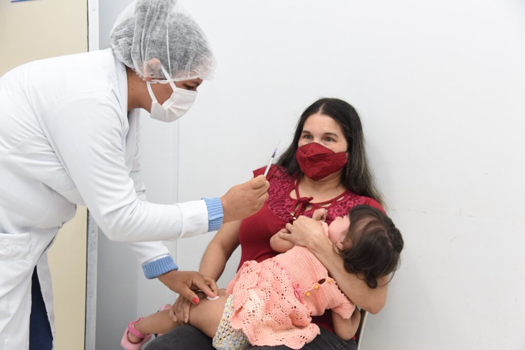 Imunização das crianças foi retomada após a chegada de novas doses. Todas as crianças acima de 6 meses já podem receber a proteção