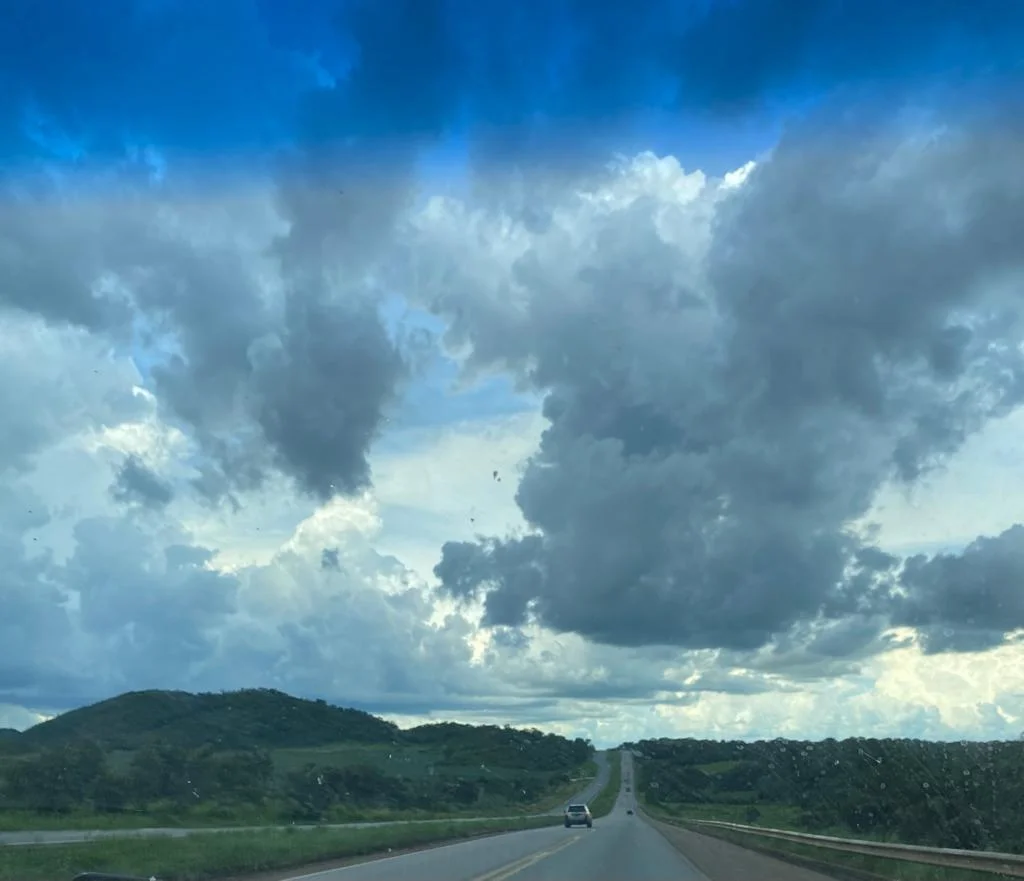 Semana deve ser de muito calor e tempestades em Goiás