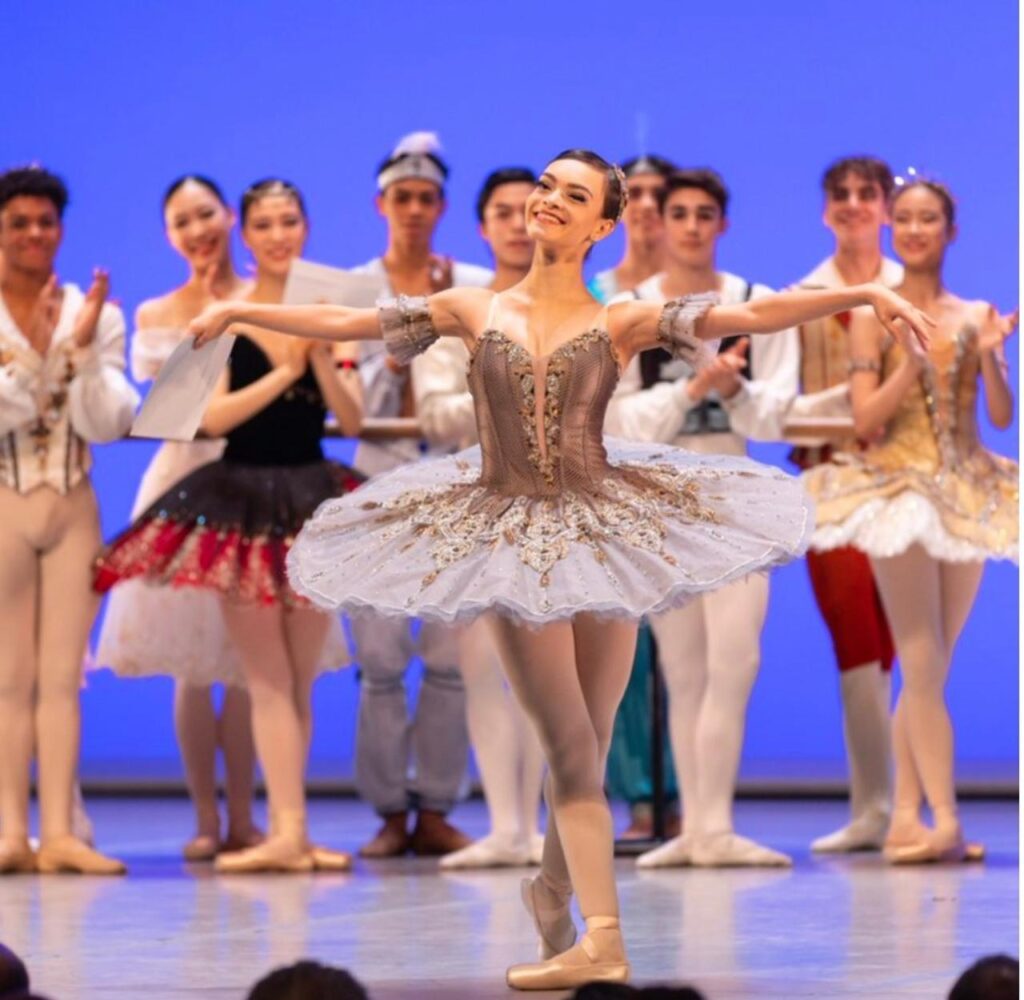 Bailarina da EFG em Artes Basileu França ganha prêmio na maior competição mundial de dança