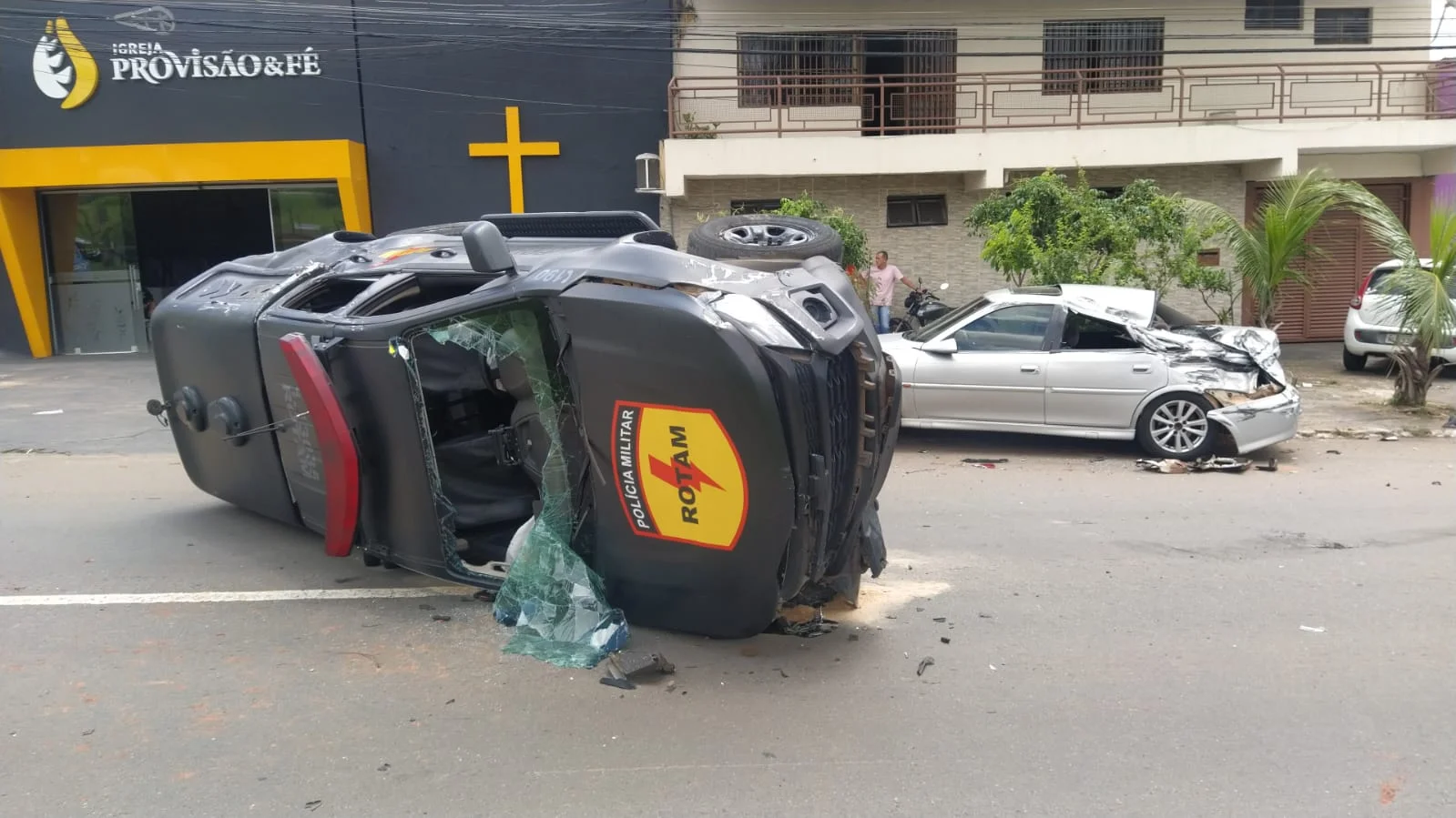 Viatura da Rotam capota após bater em carro de passeio em Goiânia