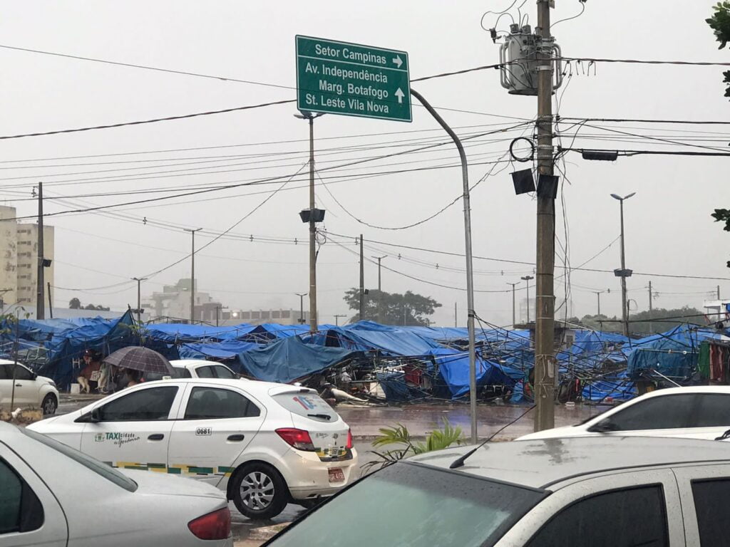 Tempestade derruba barracas da Feira Hippie e causa estragos em Goiânia
