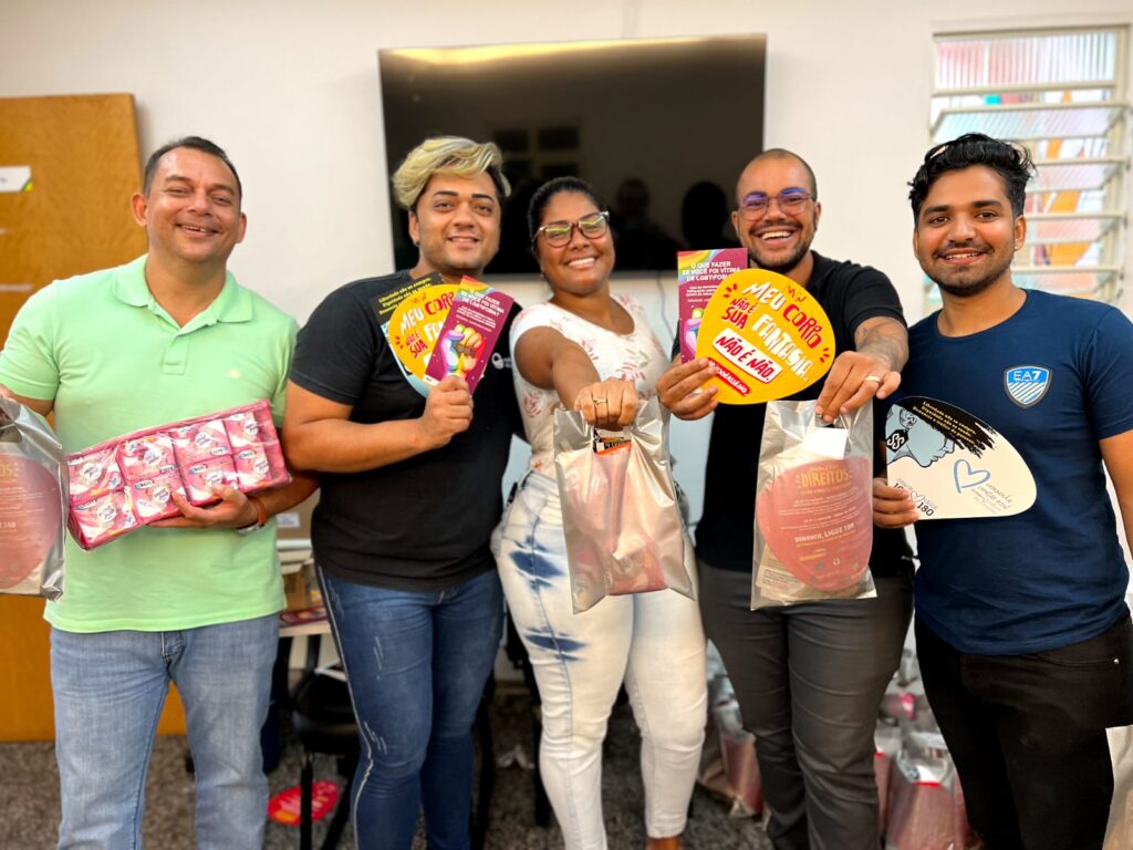 Prefeitura entrega kits com preservativos e material informativo em Encontro de Blocos de Goiânia