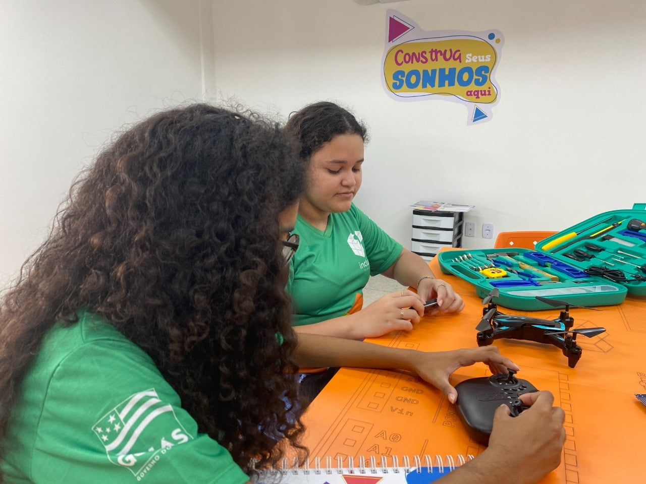 Governo de Goiás oferece curso gratuito de robótica para jovens: incentivo à formação de futuros profissionais do mercado de tecnologia