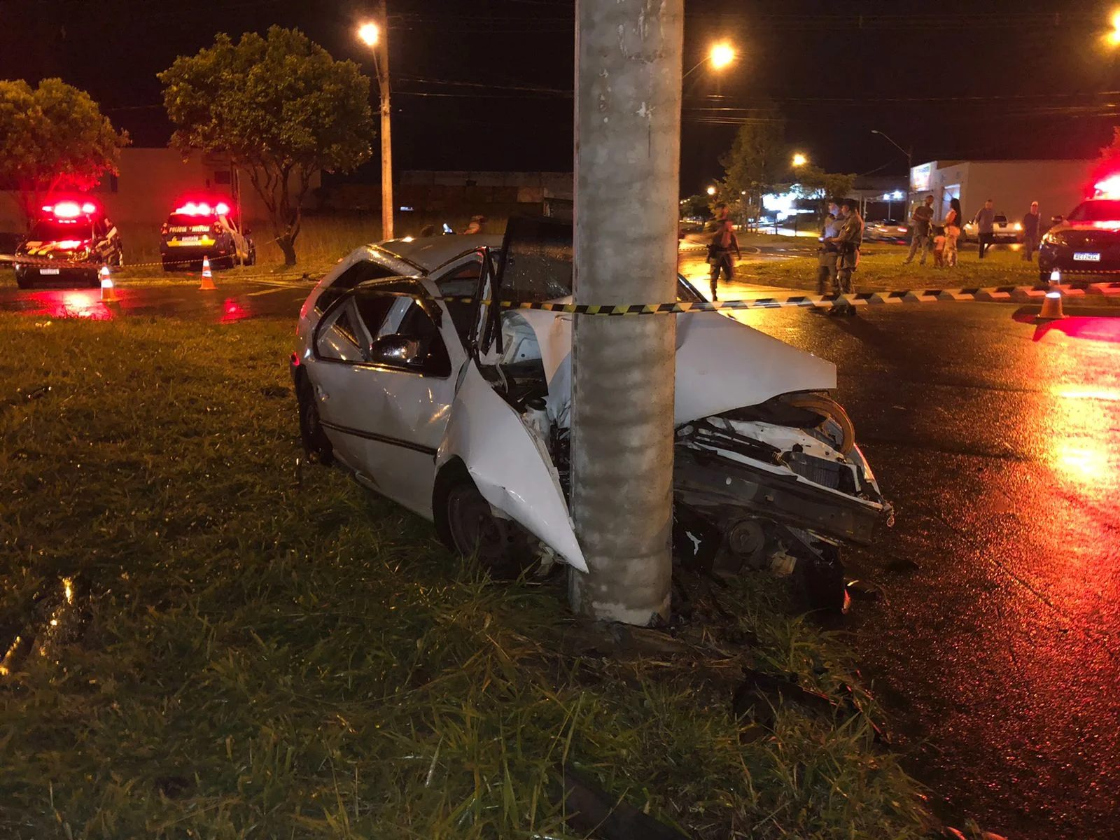 Em Goiânia, motociclista desaba na pista e motorista se choca contra poste