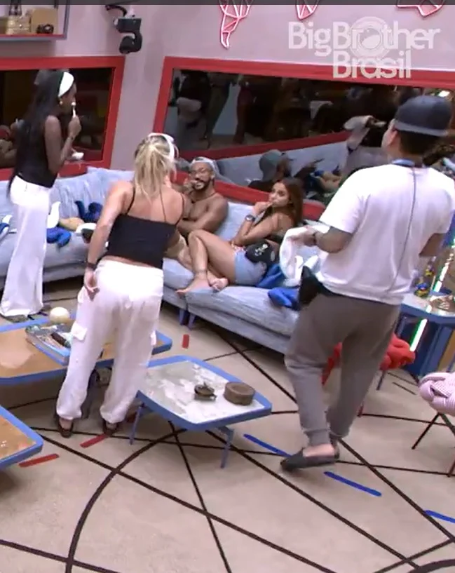 A discussão entre Bruna e Ricardo ficou deixou um clima tão quente que o big boss, resolveu cortar todas as câmeras que estavam na sala (Foto: Reprodução Globoplay)