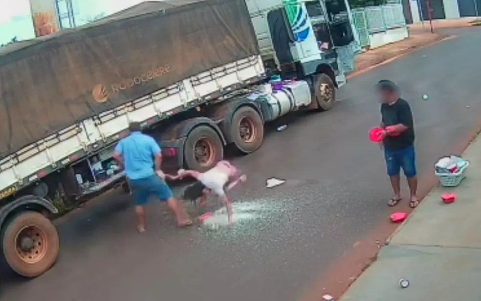Homem joga esposa no asfalto e a deixa inconsciente em Rio Verde