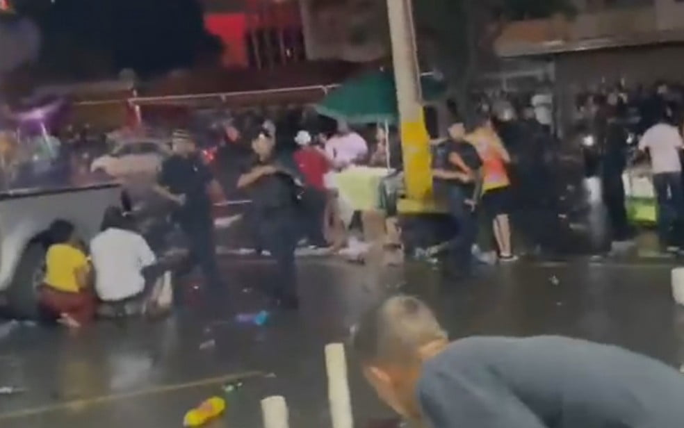 GCM encerra bloquinho de carnaval com bomba de gás em Goiânia. (Reprodução/Tv Anhanguera).
