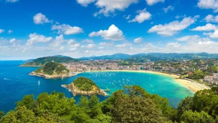 day-5_san-sebastian_spain_arial-view_of-the-beautiful-playa-de-la-concha-and-the-city-of-san-sebastian_shutterstock