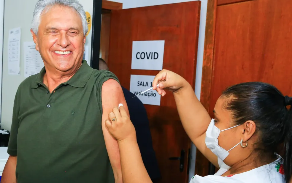 Ronaldo Caiado é imunizado com a dose bivalente contra a Covid-19
