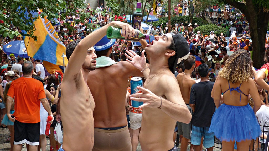 Carnaval 2023: Saiba como curtir a folia sem exagerar no álcool