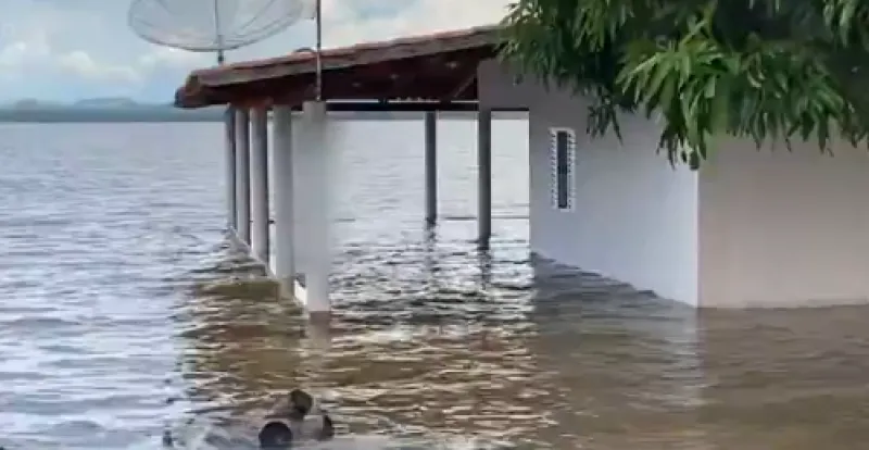 Lago da Serra da Mesa transborda e invade casas de ranchos, em Uruaçu