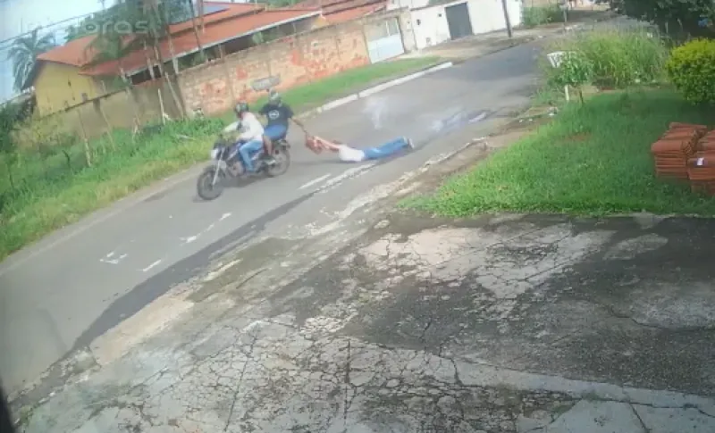 Mulher é arrastada por moto ao segurar bolsa em assalto, em Goiânia