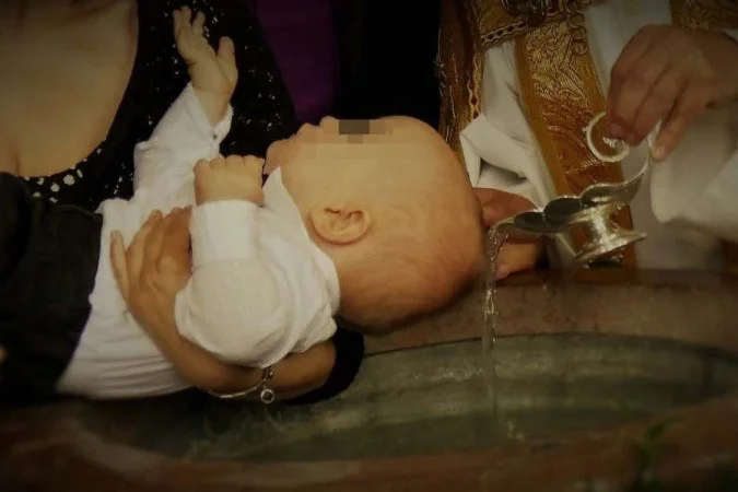 Um batismo terminou mal nesta terça-feira ,21, em Messina, na Sicília, com uma bebê de 8 meses hospitalizada, após uma confusão que ocorreu durante a cerimônia. O padre responsável por batizar a criança acabou derramando uma mistura de água com ácido no rosto da menina. 