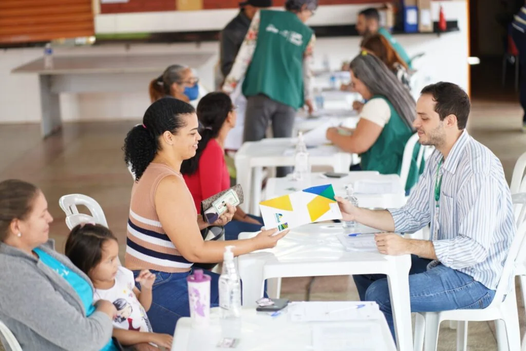 Mais 485 famílias recebem escrituras do Governo de Goiás