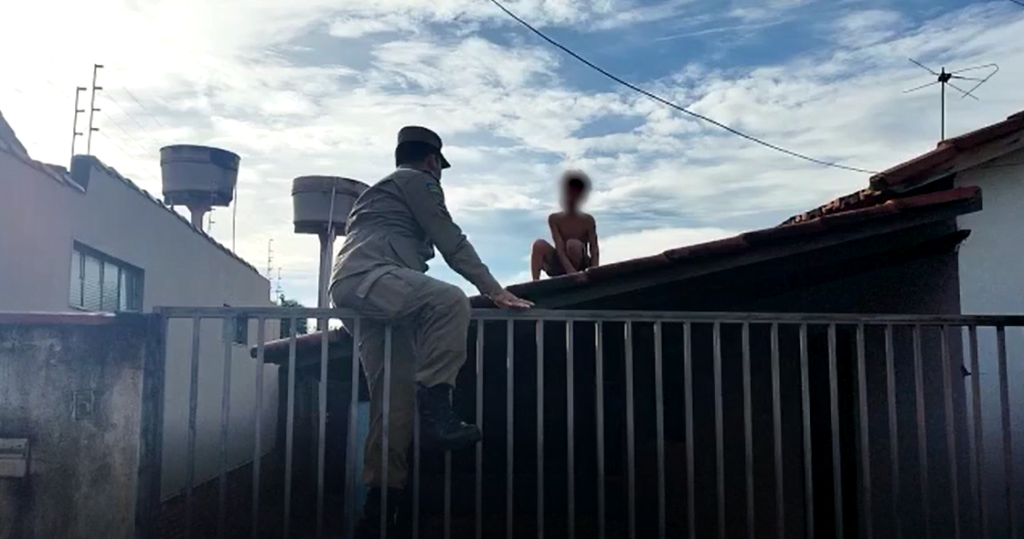 Criança é resgatada em cima de telhado de casa, em Goiânia