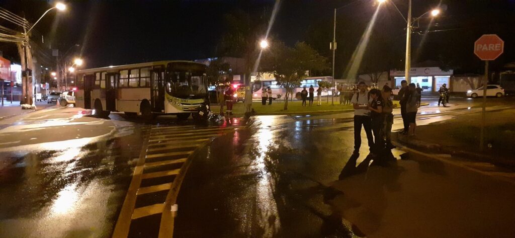 Em Goiânia, motociclista morre ao colidir frontalmente com ônibus