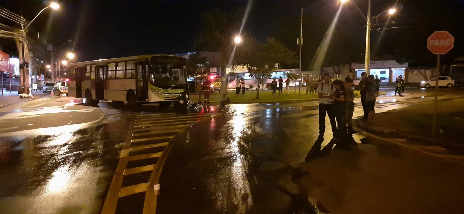 Em Goiânia, motociclista morre ao colidir frontalmente com ônibus