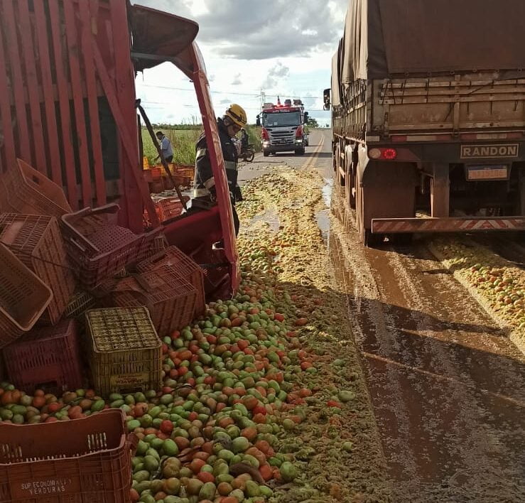 Caminhão com carga de tomate capota na GO-473, entre Anápolis e Gameleira