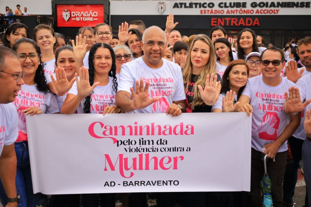 Prefeito Rogério Cruz participa da caminhada pelo fim da violência contra a mulher
