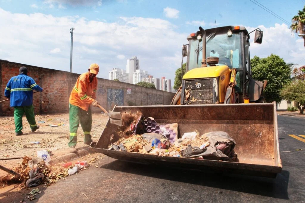 Rogério Cruz lança programa Frente de Ações Urbanas para execução de serviços de infraestrutura nos bairros