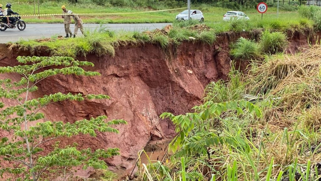 A Defesa Civil de Caldas Novas interditou parte da GO-139, no trevo do Setor Jardim dos Ipês, devido à formação de uma cratera na rodovia após as fortes chuvas, nesta segunda-feira, 13