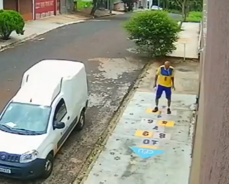 , imagens de câmeras de segurança registraram o momento divertido em que o carteiro Pedro Luiz Ribeiro, decidiu pular amarelinha