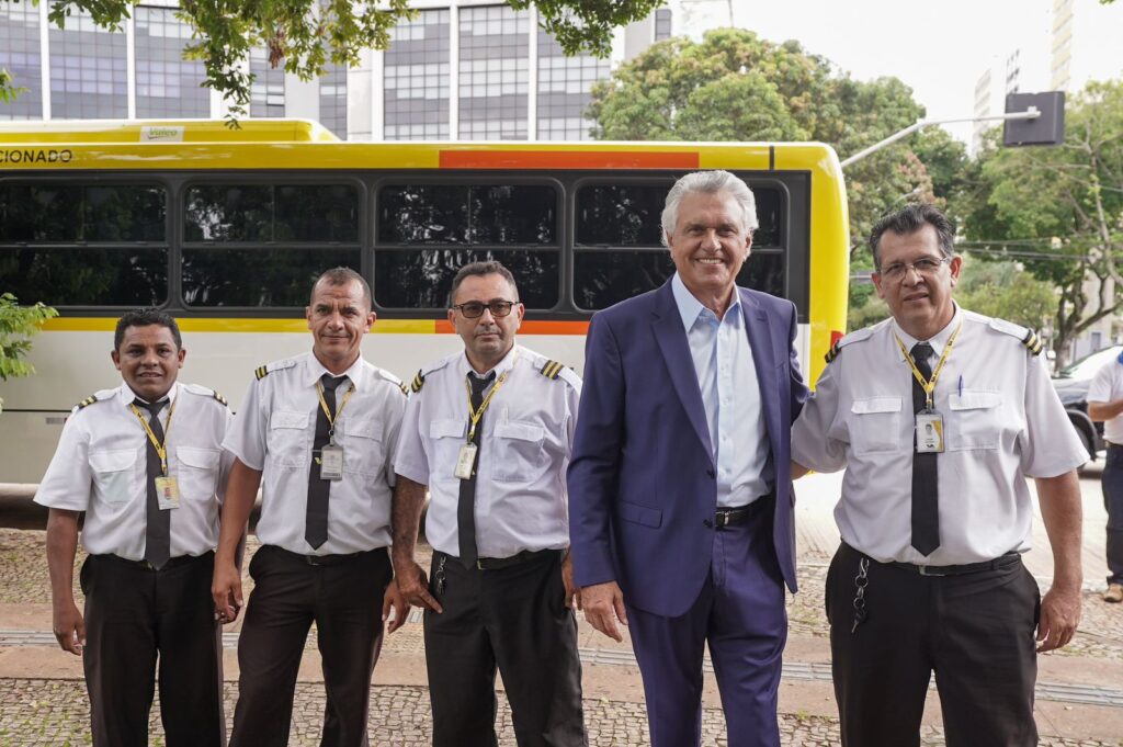 Ronaldo Caiado vistoria novos ônibus
