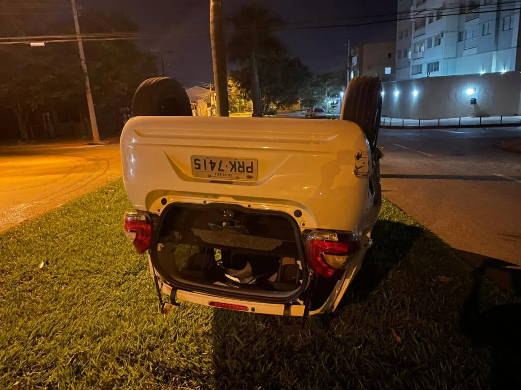 Veículo capota após acidente com outro carro em cruzamento, em Goiânia