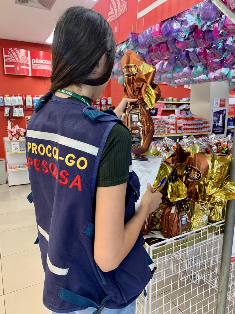Equipes de pesquisa do Procon Goiás visitam lojas para fazer levantamento de preços: produtos estão mais caros do que em 2022