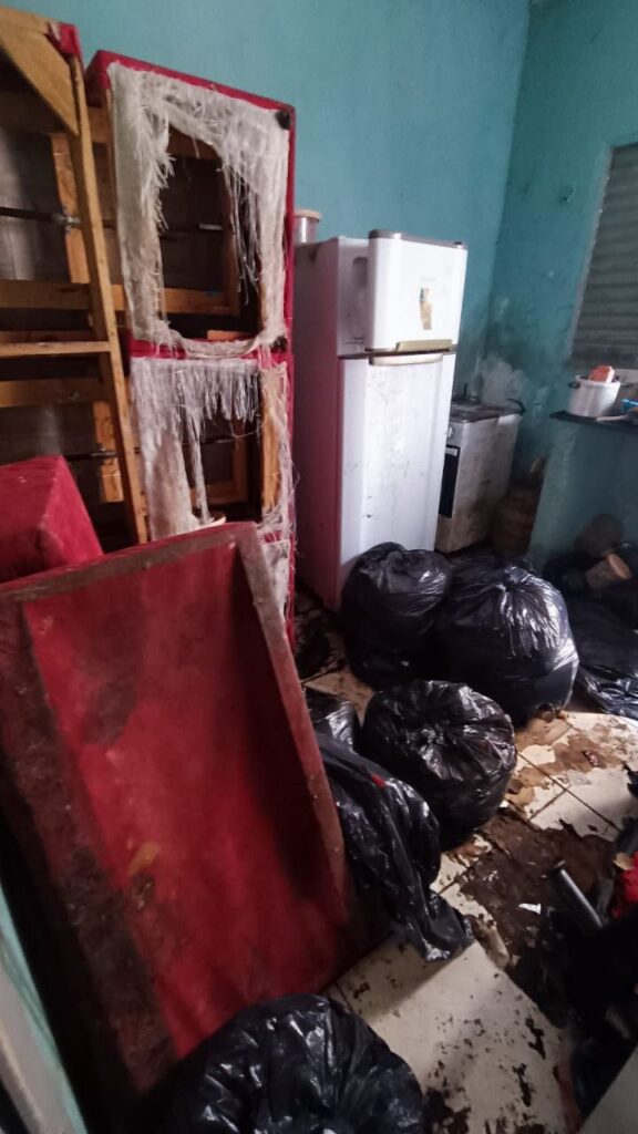 Quatro crianças são resgatados de casa cheia de lixo em Goiânia