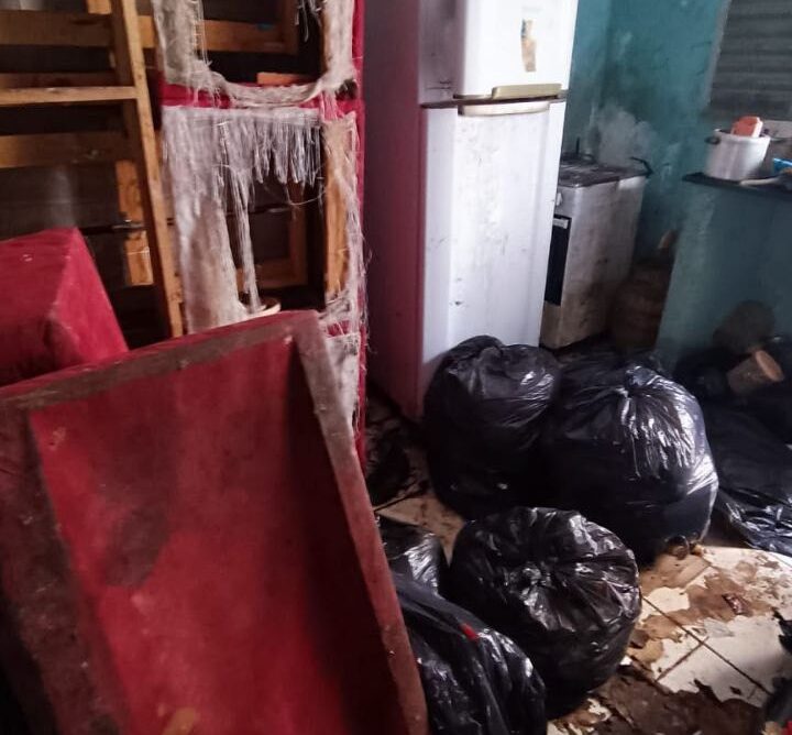 Quatro crianças são resgatados de casa cheia de lixo em Goiânia