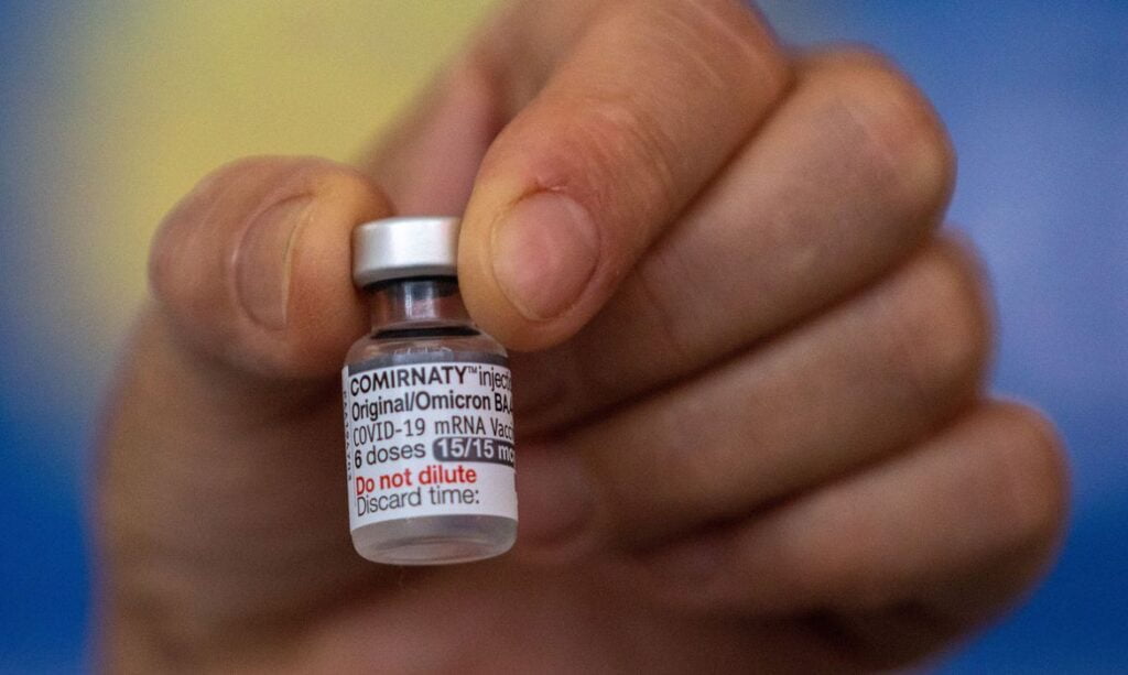 As vacinas bivalentes da Pfizer oferecem proteção contra a variante original do vírus causador da covid-19 e contra as cepas que surgiram posteriormente, incluindo a Ômicron, variante de preocupação no momento.