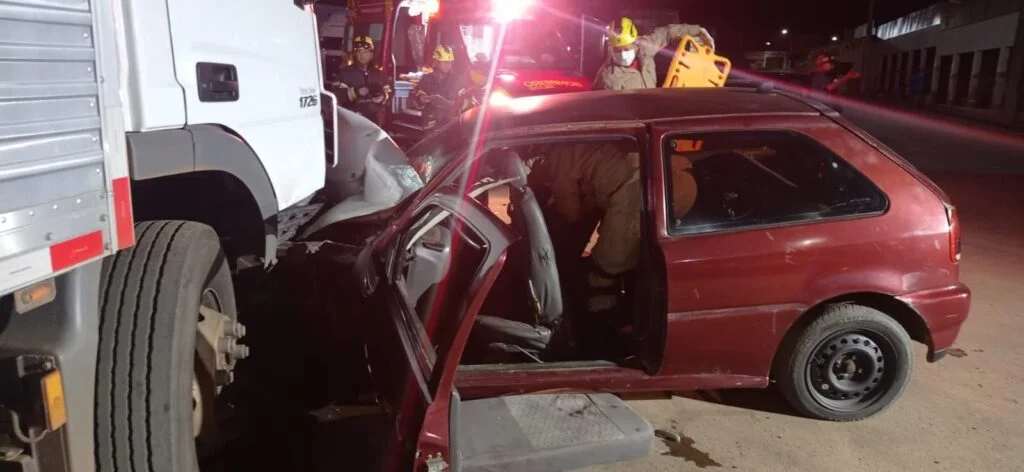 Acidente entre carro é caminhão deixa duas pessoas feridas, em Valparaíso