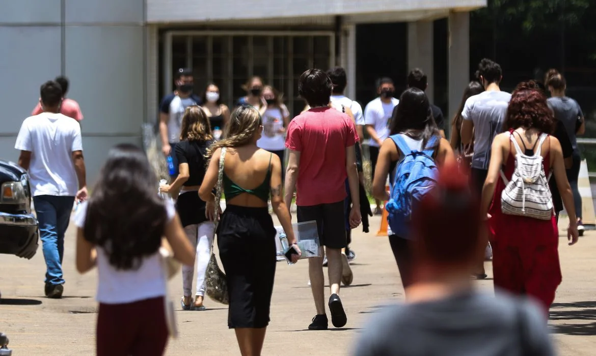 Jovens são os mais afetados pelos efeitos da pandemia, mostra estudo