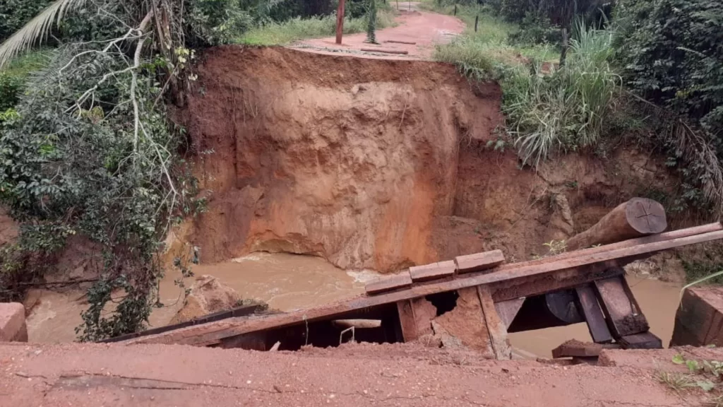 Moradores ficam ilhados após queda de ponte em Niquelândia