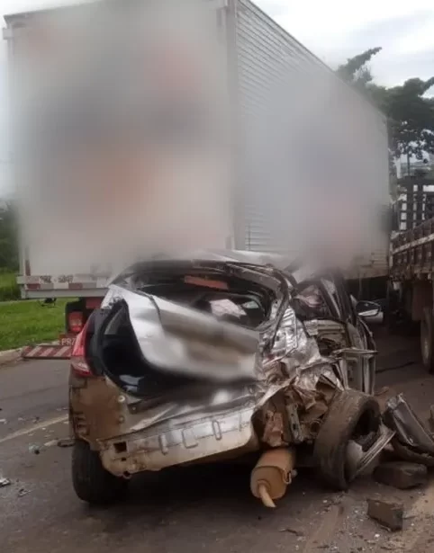 Acidente entre caminhões e carro deixa um ferido, em Goiânia