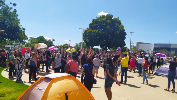 Professores de Aparecida de Goiânia protestam em frente à prefeitura