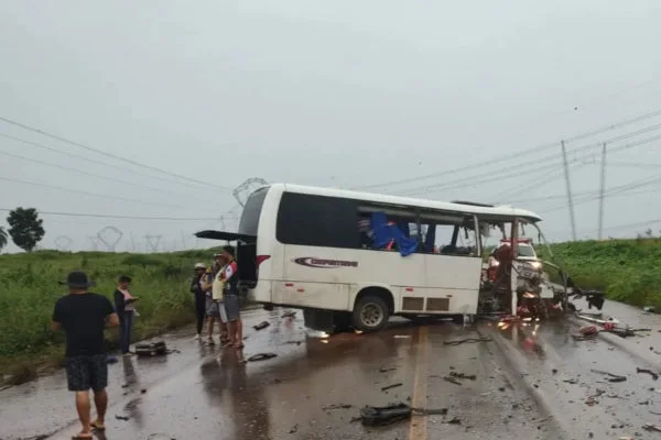 Micro-ônibus e caminhão se chocam e acidente deixa nove mortos