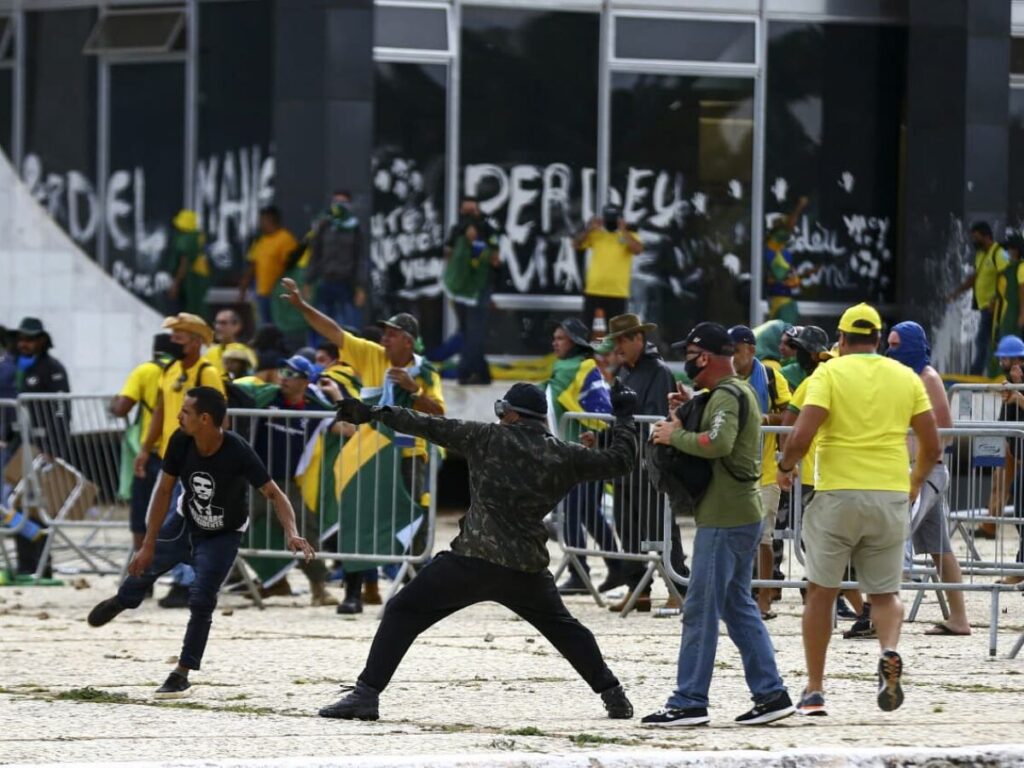 Ataques a jornalistas crescem 23% e têm os Bolsonaro em quase metade dos casos