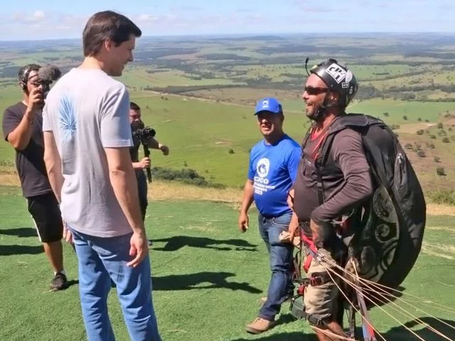 Cercado por pilotos, vice-governador Daniel Vilela destaca apoio do Governo de Goiás ao Circuito Centro-Oeste de Parapente