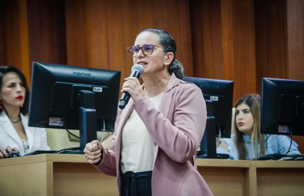 Vereadora de Goiás culpabiliza Jair Bolsonaro por ataques em escolas