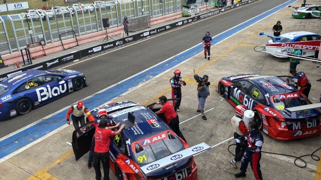 Em Goiânia, Daniel Serra e Thiago Camilo vencem pela Stock Car