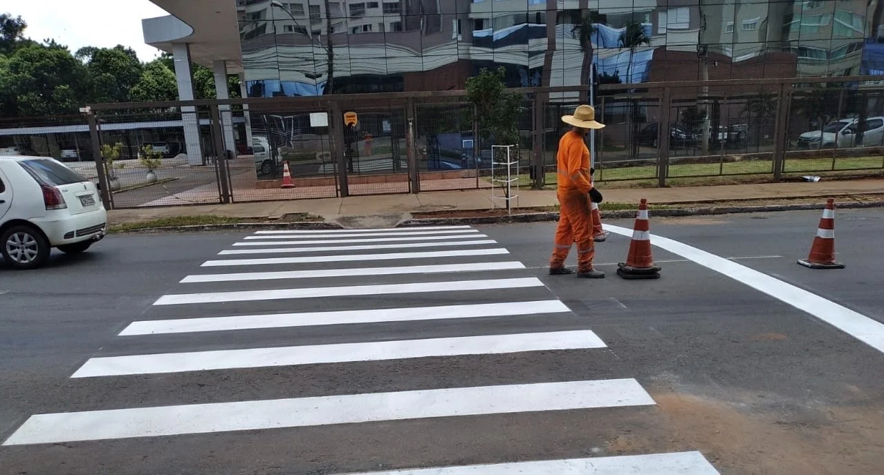 Prefeitura de Goiânia implanta e revitaliza sinalização viária em 15 bairros, até sexta-feira (07/04): atividades em vias mais movimentadas são realizadas na madrugada para não comprometer fluxo do trânsito