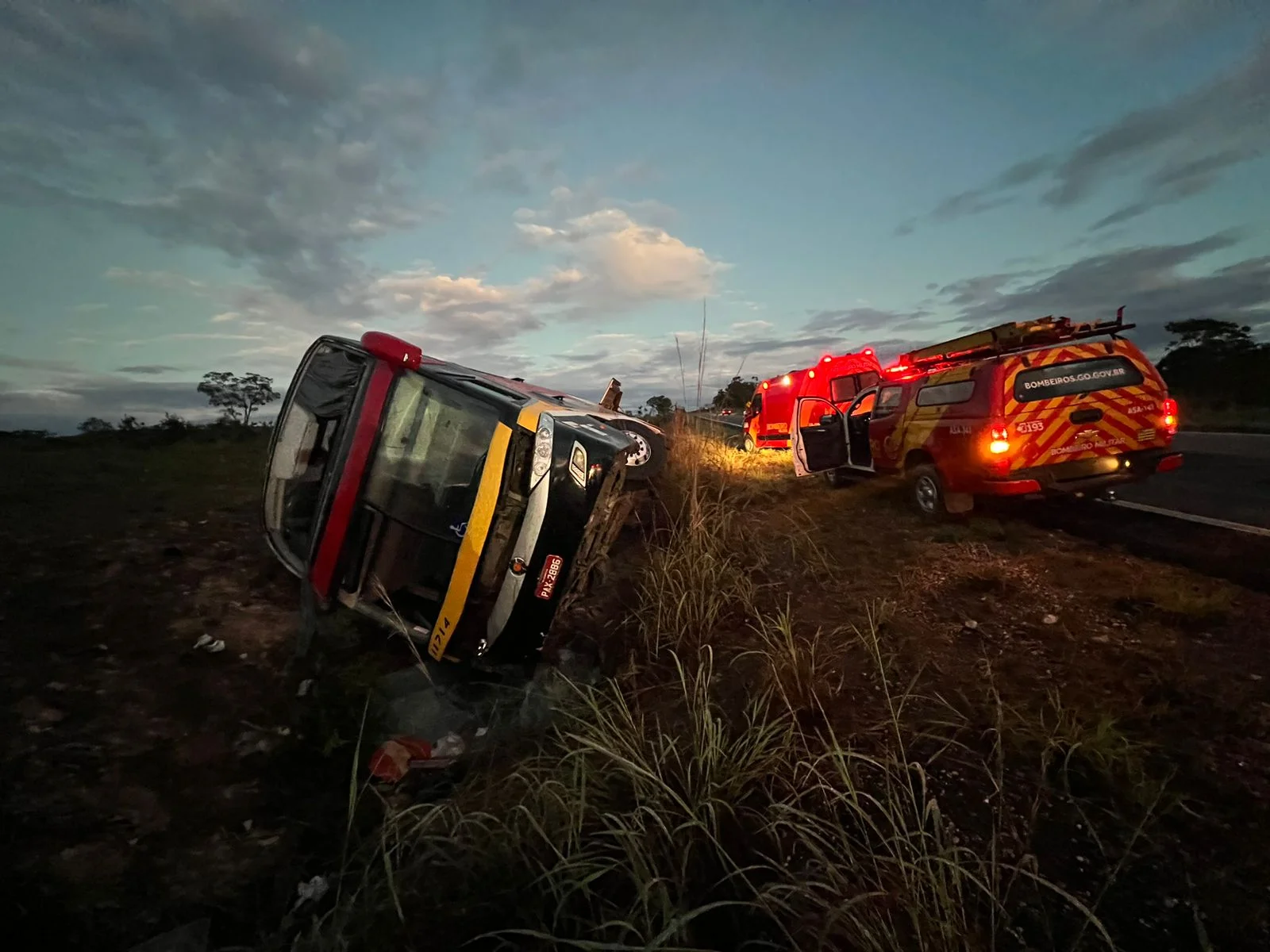 Seis pessoas ficam feridas após ônibus tombar em Teresina de Goiás