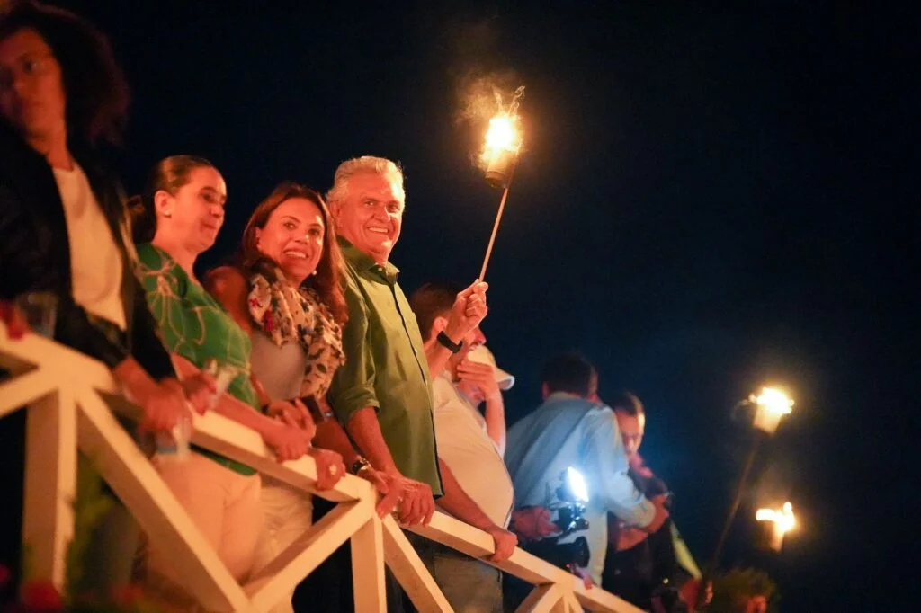 Na antiga Vila Boa, Caiado exalta cultura e fé dos goianos durante Procissão do Fogaréu