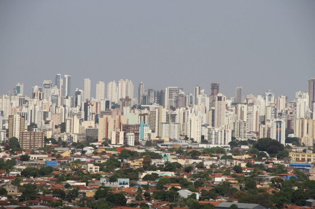 O mercado imobiliário de Goiânia continua aquecido e em ritmo ascendente de valorização. A capital lidera a alta (17,68%) no preço dos imóveis no Brasil entre março de 2022 e 2023