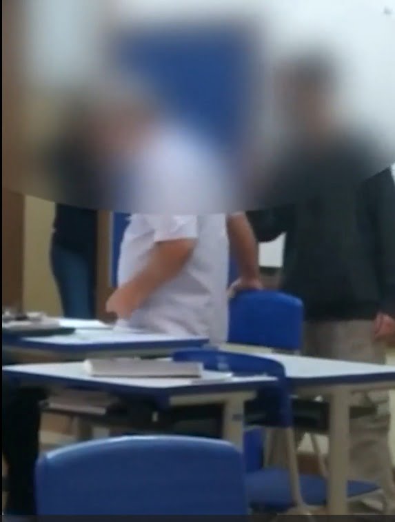 O vídeo foi gravado pelos próprios estudantes e ainda mostra o aluno jogando a mesa do professor no chão.